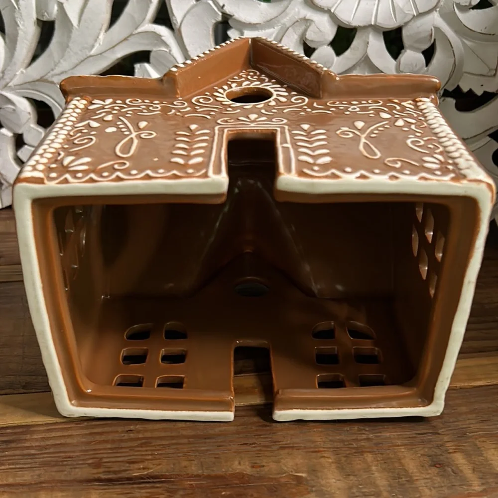 Pottery Barn Ceramic Gingerbread House Large BN LAST ONE! - Picture 5 of 5